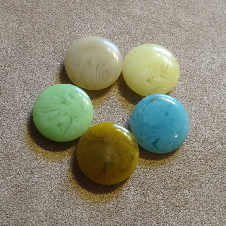 Rund halvblank knapp - Påfugl myk